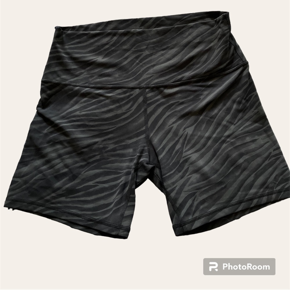 LULULEMON NWT 6” short size 12